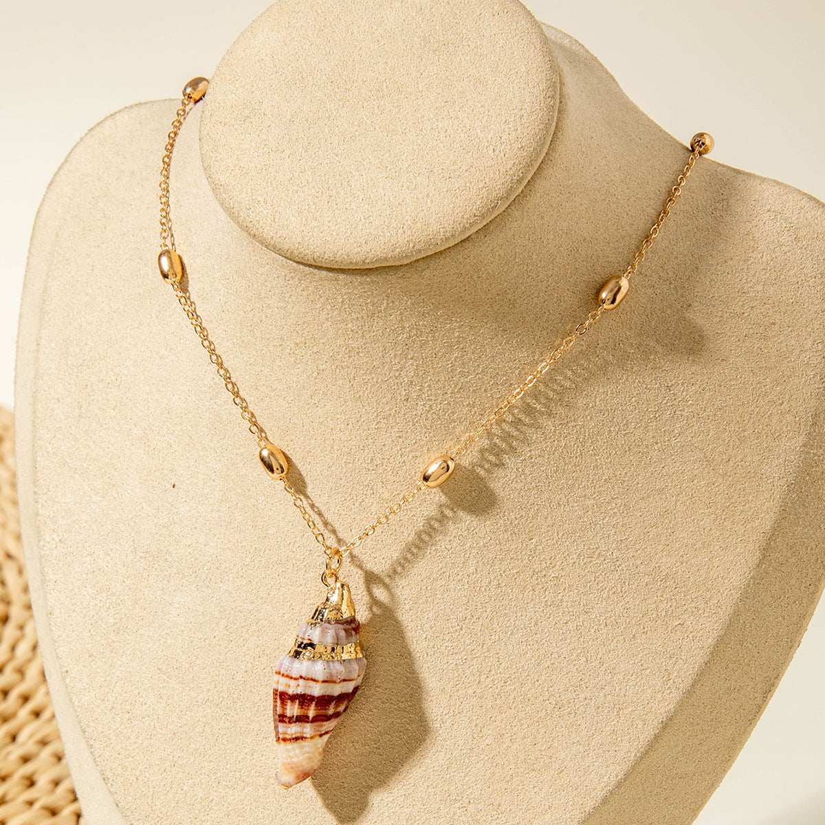 Wholesale Bohemian style gold-rimmed summer ocean conch shell necklace